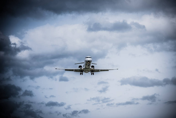 Arka planda bulutlar ile uçan uçak - Fotoğraf, Görsel