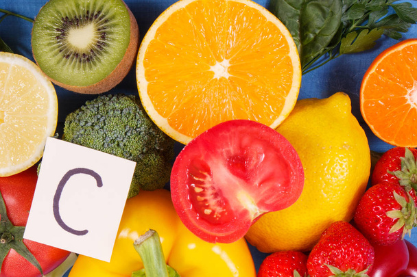 Fruits et légumes mûrs sains contenant de la vitamine C, des minéraux naturels et des fibres alimentaires, concept de nutrition saine - Photo, image