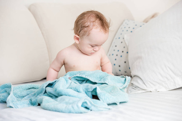 Şirin bebek çocuk banyo sonra havlu üzerinde oturmuş - Fotoğraf, Görsel