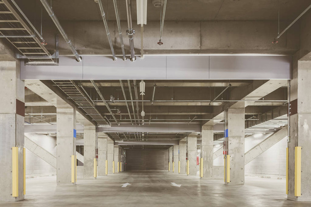 Паркінг гараж підземний інтер'єр, неонове світло вночі
 - Фото, зображення