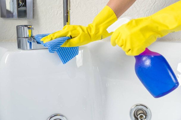 Geweldig concept van binnenlandse reiniging, hand met handschoen Bad schoonmaken. - Foto, afbeelding