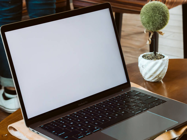White empty screen laptop on table in the coffee cafe. - Fotografie, Obrázek