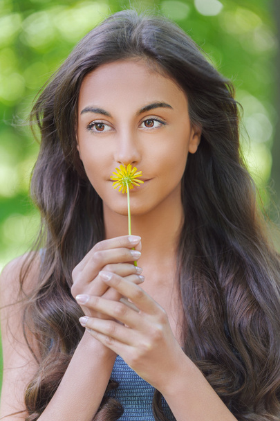 fiatal nő illatú sárga virág - Fotó, kép