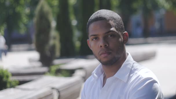 Retrato de empresário afro-americano em camisa branca ao ar livre na rua da cidade
 - Filmagem, Vídeo