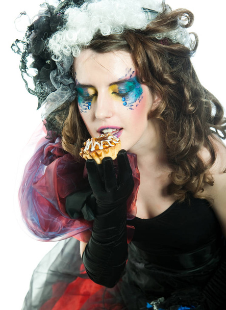  young woman with creative make-up with cake. - Foto, Imagen