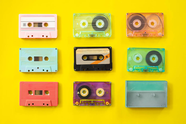 Zestaw vintage magnetofon kasetowy na żółtym tle, zobacz płaskie świeckich, najwyższej. retro technologii - Zdjęcie, obraz