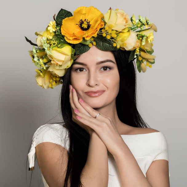 Spring Woman. Beauty Summer woman with colorful flowers wreath. Beautiful Lady with Blooming flowers on her head. Nature Hairstyle - Foto, afbeelding