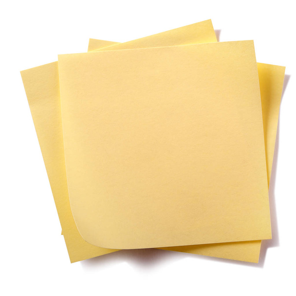 unaufgeräumter Stapel gelber, klebriger Post-Notizen isoliert auf weiß - Foto, Bild