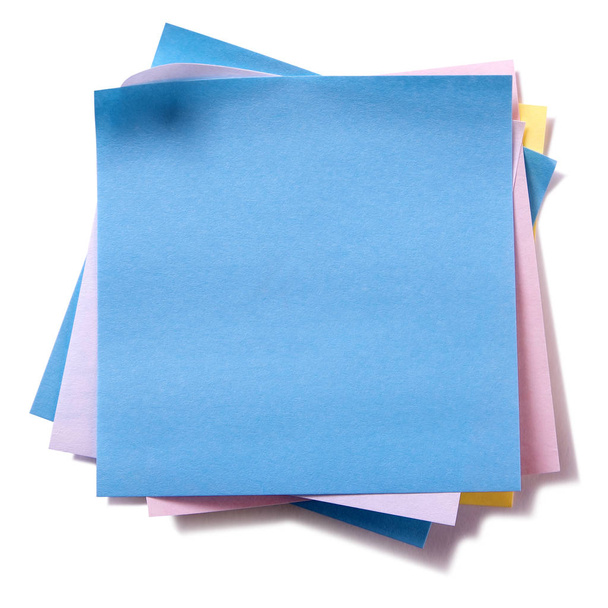 Különböző színű öntapadó jegyzetek elszigetelt fehér post rendetlen halom - Fotó, kép