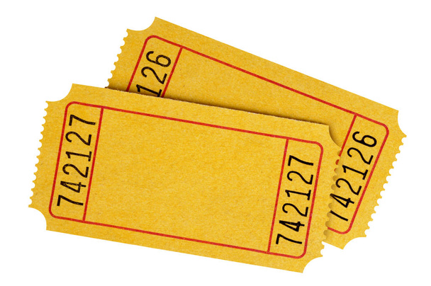 Два порожні жовті квитки на фільм ізольовані на білому тлі
. - Фото, зображення
