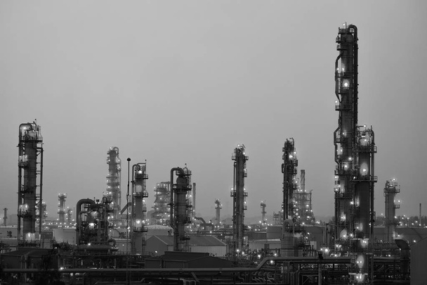 Éclairage à paillettes de pétrole industriel avec tour de distillation la nuit, usine Monotone
 - Photo, image
