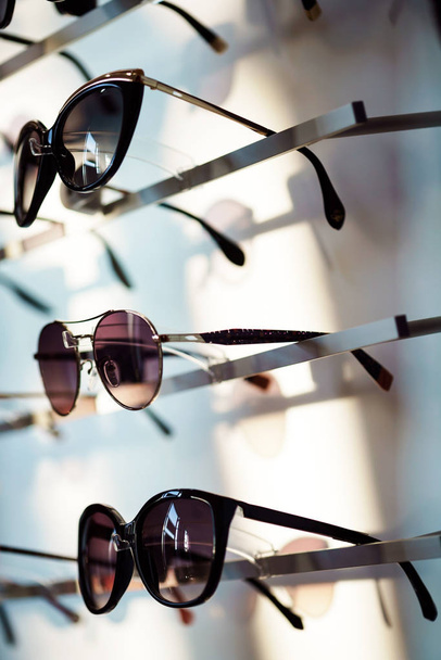 sunglasses in the shop. Shopping  - Foto, afbeelding