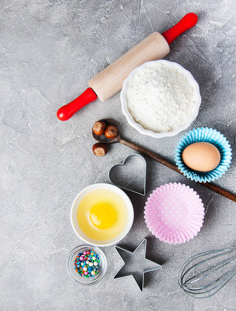 Mutfak masasında pasta pişirme için çeşitli malzemelerle Üstten Görünüm - Fotoğraf, Görsel