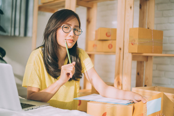 Mladá asijská žena pracovat doma, mladý obchodní spuštění online prodejce majitel, dodání projektu, Žena s on-line podnikání nebo koncepce MSP. - Fotografie, Obrázek
