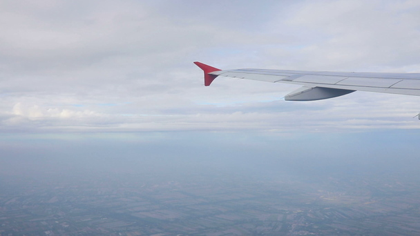samolot leciał nad chmury scape - Materiał filmowy, wideo