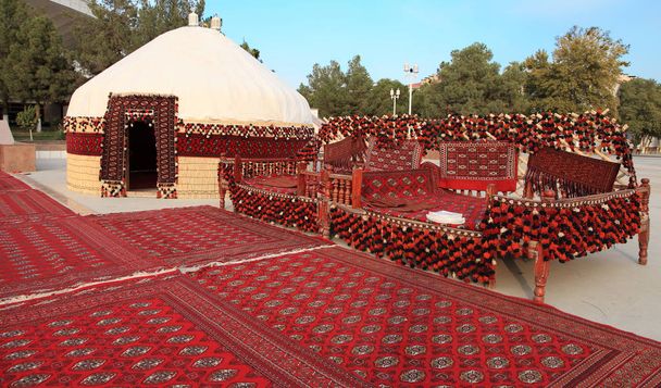 Edificio de yurta nómada étnica y cama de caballete, construido para la celebración de Kurban-Bairam
. - Foto, imagen