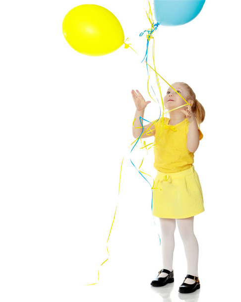 Little girl with balloons. - Fotoğraf, Görsel