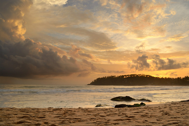 Тропический пляж на закате - Фото, изображение