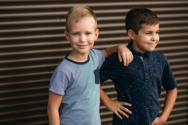 zwei stylische Kinder posieren für den Fotografen - Foto, Bild