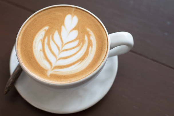 Latte sanat sıcak kahve kahve dükkanında masada. - Fotoğraf, Görsel