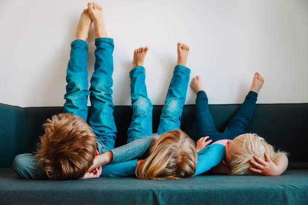 Kinder entspannen zu Hause - Bequemlichkeit und Faulheit zu Hause - Foto, Bild
