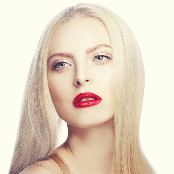 Портрет женщины с современными красными губами макияж на белом фоне
 - Фото, изображение