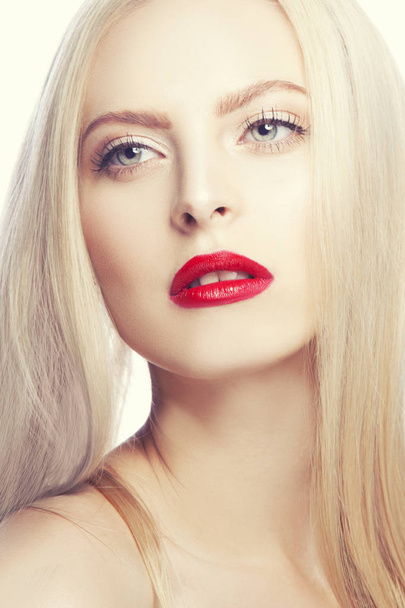 Ritratto di donna con labbra rosse moderne trucco su sfondo bianco
 - Foto, immagini