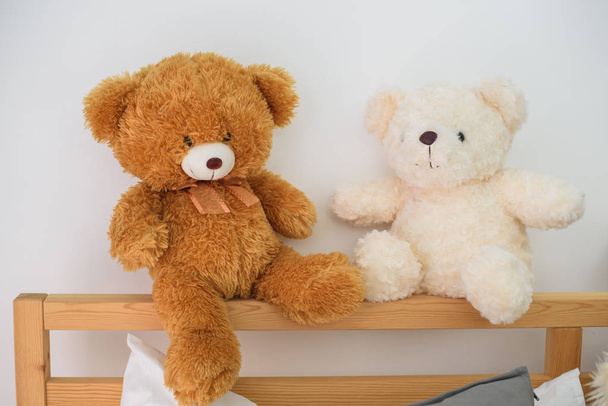 Teddy karhu sängyllä
 - Valokuva, kuva