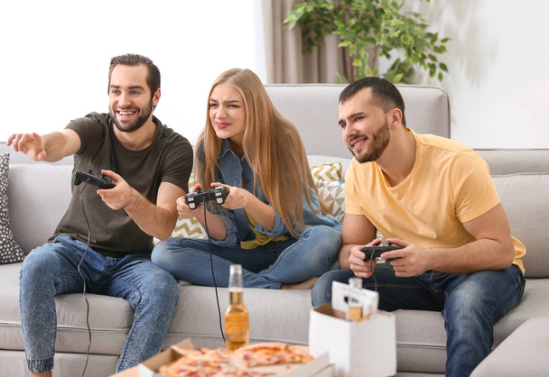 Young people playing video games - Foto, Bild