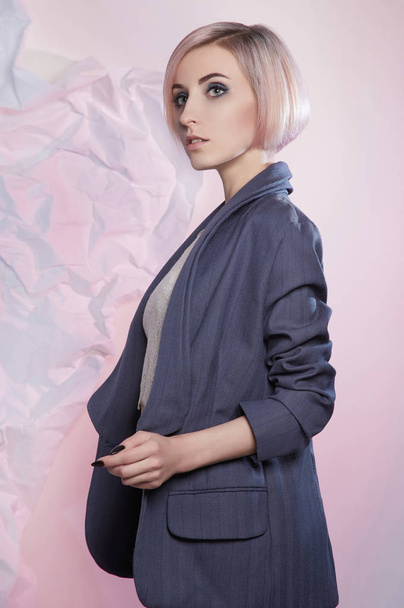 Genç iş kadını suit.blond bob saç modeli kız Yöneticisi - Fotoğraf, Görsel