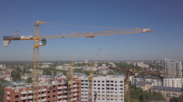 Vista aérea de grúas y edificios en construcción
 - Metraje, vídeo
