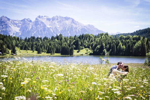Двоє щасливих коханців на відпочинку в горах
 - Фото, зображення