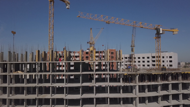 Vinçler ve yapım aşamasında binalar inşa havadan görünümü - Video, Çekim