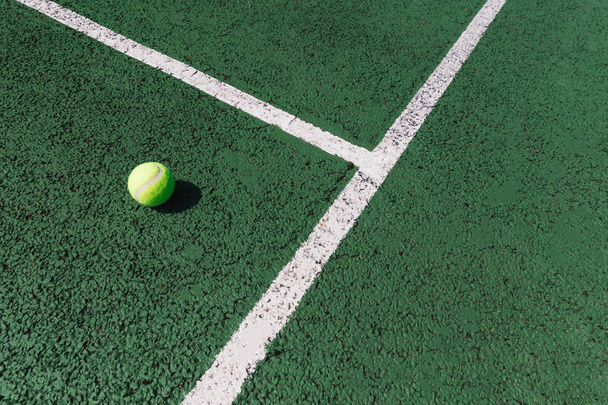Žlutý tenisový míček na zelený tenisový kurt řádku - Fotografie, Obrázek