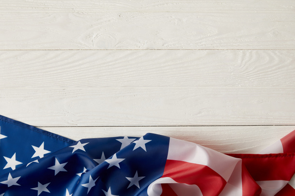 vista superior de la bandera americana en la superficie de madera blanca
  - Foto, Imagen