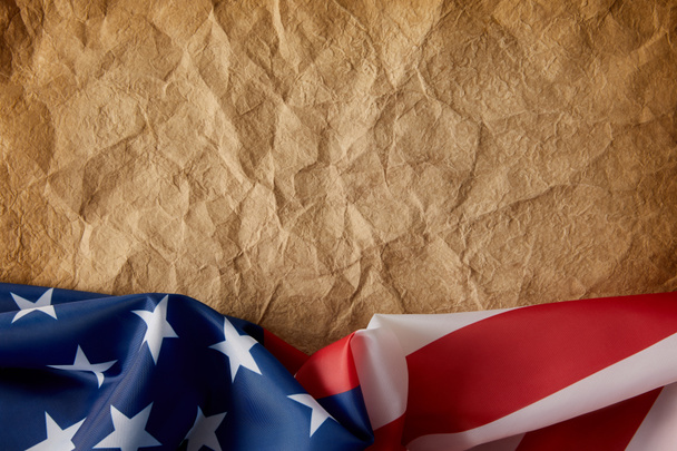 верхний вид старой скомканной бумаги и флага США
 - Фото, изображение