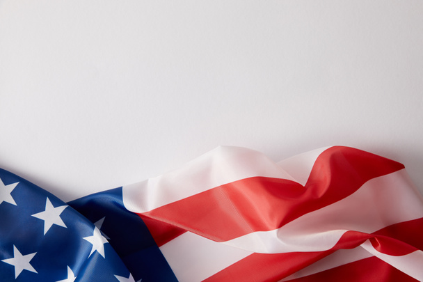 vue élevée des états-unis du drapeau américain sur la surface blanche
  - Photo, image