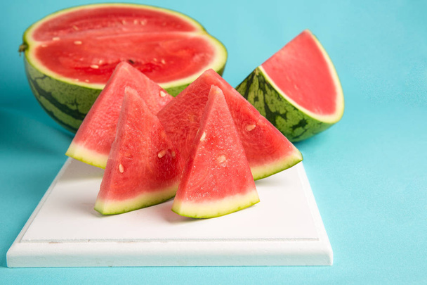 watermeloen plakjes op blauwe achtergrond - Foto, afbeelding