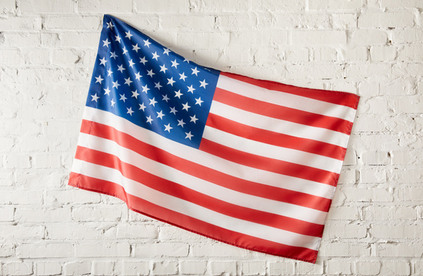 closeup shot of united states of america flag on white brick wall - Foto, Imagem