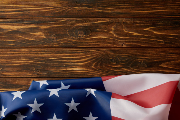 κάτοψη της σημαίας των ΗΠΑ σε ξύλινη επιφάνεια  - Φωτογραφία, εικόνα