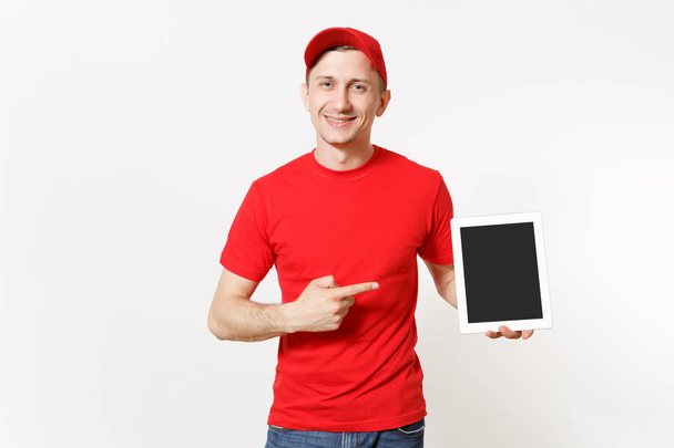 赤い制服の白い背景で隔離の配達人。宅配便またはディーラーとして働いて、空白の空の画面とタブレット pc コンピューターを保持キャップ、t シャツ、ジーンズの男性。広告のためのスペースをコピーします。 - 写真・画像
