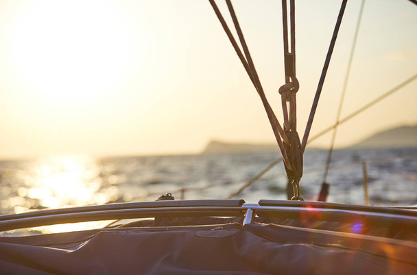 festői kilátással a szép nyári naplemente a yacht - Fotó, kép