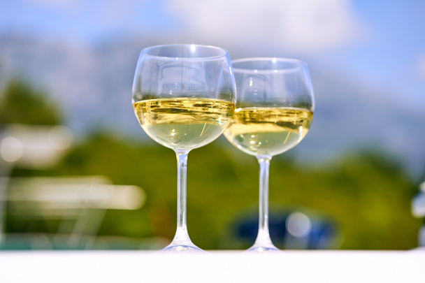 Coppia di bicchieri da vino su sfondo sfocato, primo piano
 - Foto, immagini
