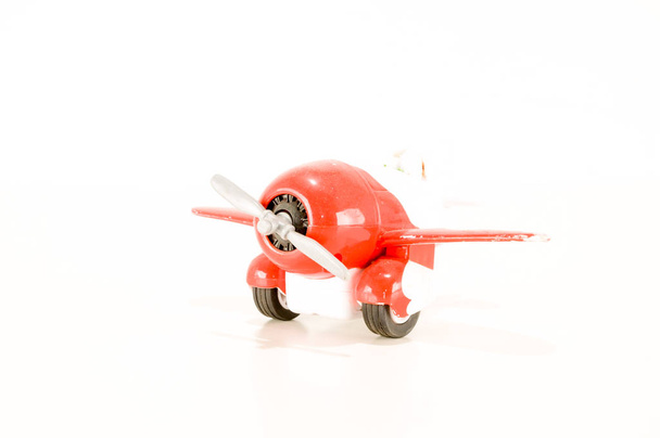 平面上の飛行機のおもちゃのクローズアップ背景 - 写真・画像