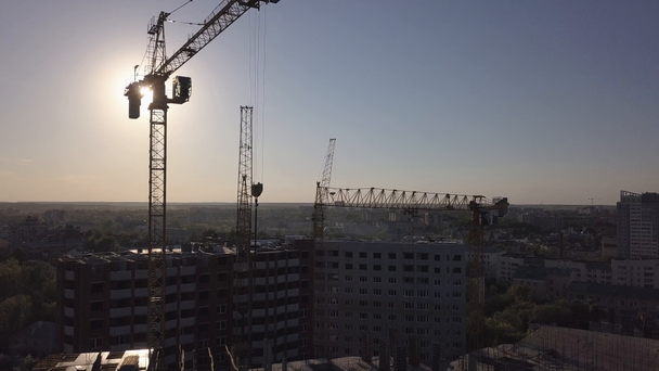 Letecký pohled na stavebních jeřábů a ve výstavbě - Záběry, video