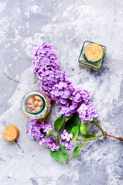 Бутылка эфирного масла с lilac.Healing herbs.Natural органической экстракции
 - Фото, изображение