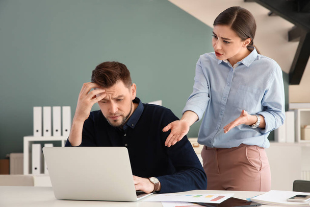 Office employees having argument at workplace - Fotografie, Obrázek