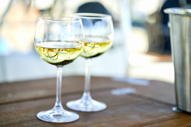 Paire de verres à vin avec champagne sur yacht, gros plan
  - Photo, image