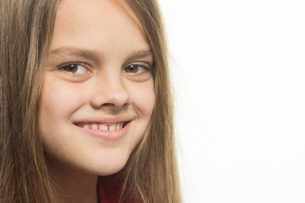 Gros plan portrait d'une adolescente souriante
 - Photo, image