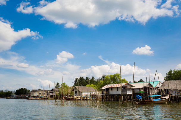 Zobacz na tropikalnej wyspie Koh Klang w Krabi w południowej Tajlandii. Krajobraz z longtail łodzi w Azji Południowo-Wschodniej. - Zdjęcie, obraz